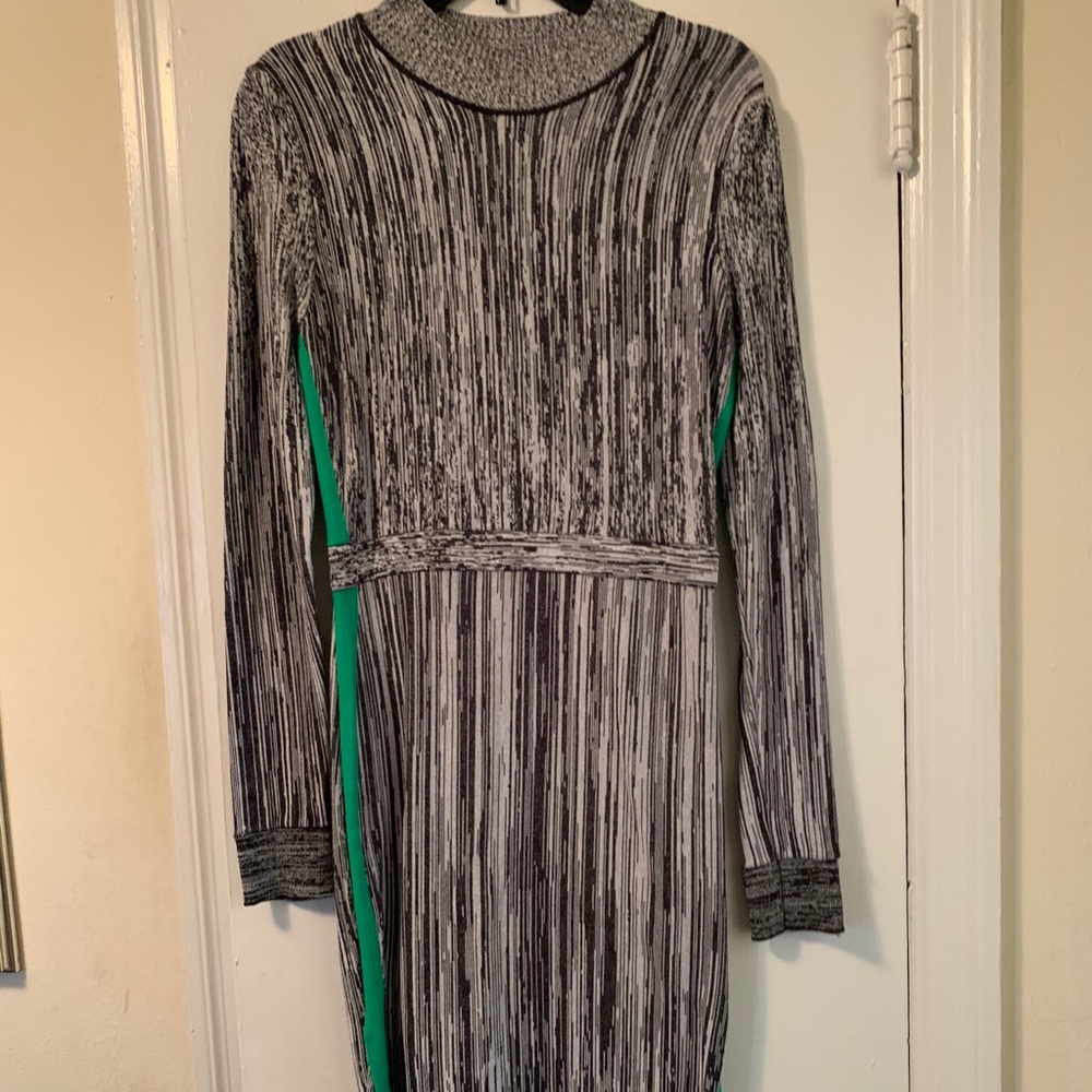 Fitted sweater dress with green side